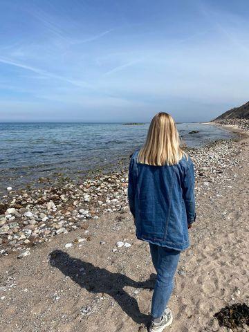 Pige med angst går på stranden