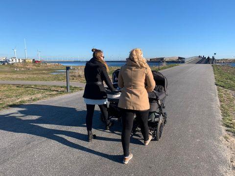 To mødre går tur med barnevogn