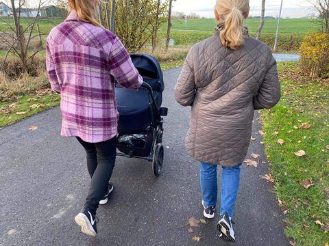 veninder går tur med barnevogn sammen