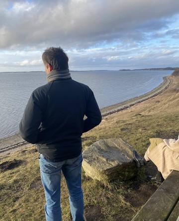 Mand ved havet