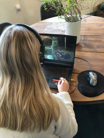 Kvinde der sidder og gamer