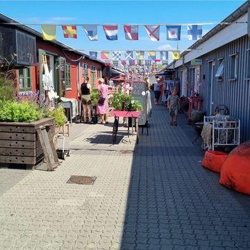 Kajgaden i Hundested Havn på en sommerdag