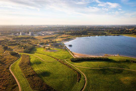 Luftbillede over landskab med sø