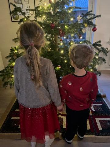 To børn kigger på juletræet