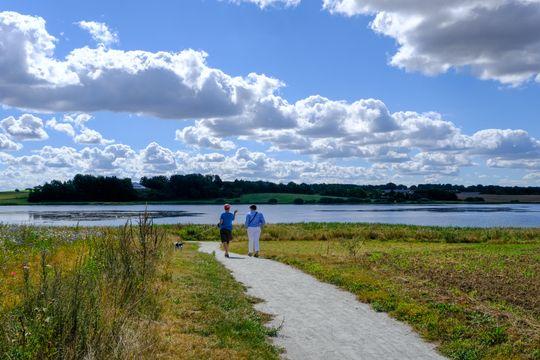 To personer går tur i naturen