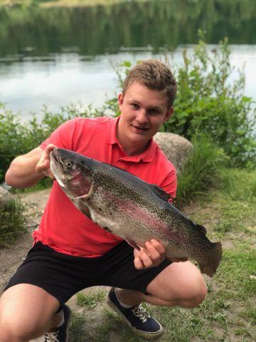 Portræt af Marius, der sidder med en stor fisk