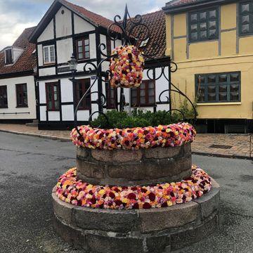 En smuk blomsterdekoration i byen