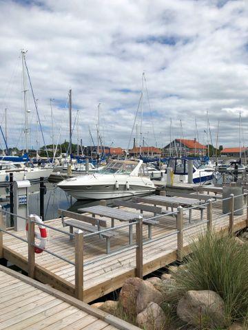 Billeder fra havnepromenaden og bådene, der ligger til i havnen