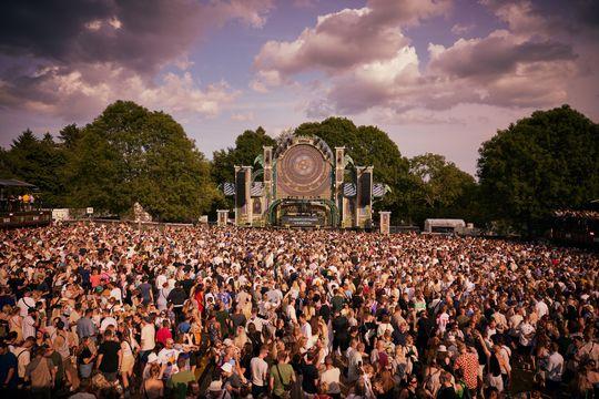 Menneskemængde foran scene på festival