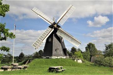 En smuk mølle med blå himmel i baggrunden