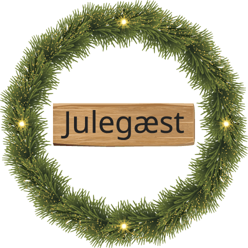 En rund julekrans  af gran, hvor der står "julegæst" indeni