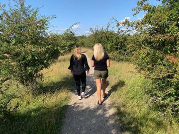 To piger er ude at gå tur i smuk natur