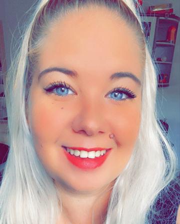 26 årige Lisbeth, med lyst hår og blå øjne, smiler fordi hun har fundet nogle søde reservebedsteforældre til hendes to børn på Boblberg