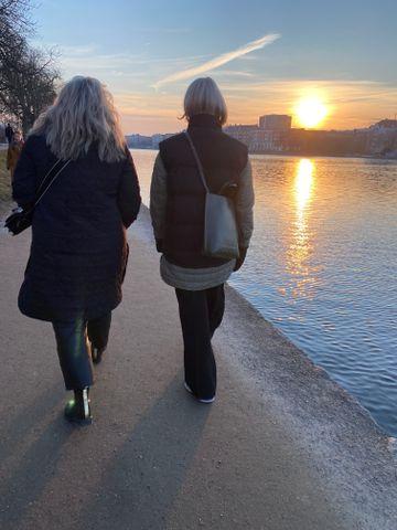 To kvinder går tur ved sø
