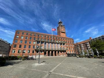 Frederiksberg Rådhus på en flot sommerdag med Dannebro, der er hejst, og en flot blå himmel i baggrunden