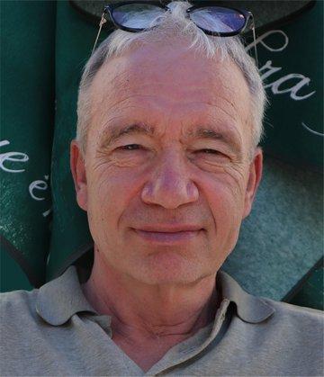 Portrætfoto af Jørgen på 70 år smiler fordi han har fundet rejsevenner på Boblberg som han rejser til Portugal med