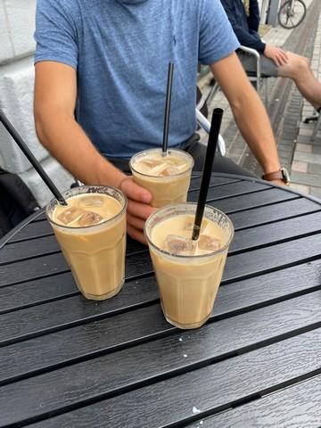 Mand der drikker kaffe med hans tre nye venner.